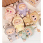 Игрушка фигурка-брелок Labubu Лабубу сидящая 12см, цвет ассорти - сюрприз 255204